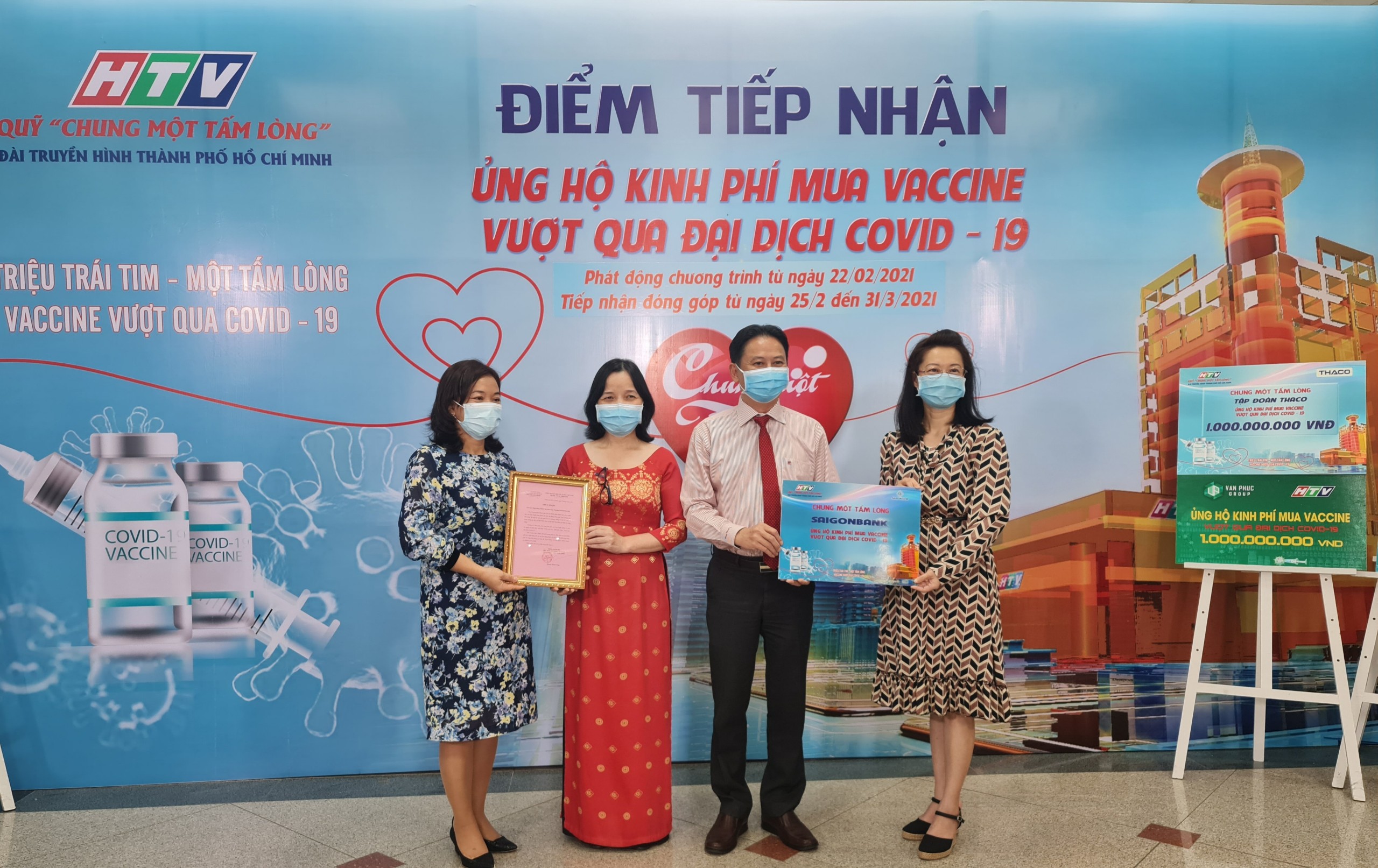 Ông Phạm Hoàng Hồng Thịnh – Phó Tổng Giám đốc SAIGONBANK trao tặng ủng hộ Quỹ “Chung một tấm lòng”