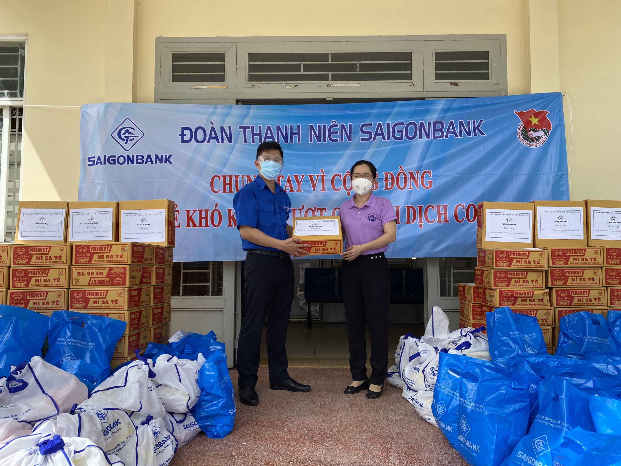 Đoàn Thanh niên SAIGONBANK trao tặng quà cho bà con có hoàn cảnh khó khăn trên địa bàn TP.HỒ CHÍ MINH