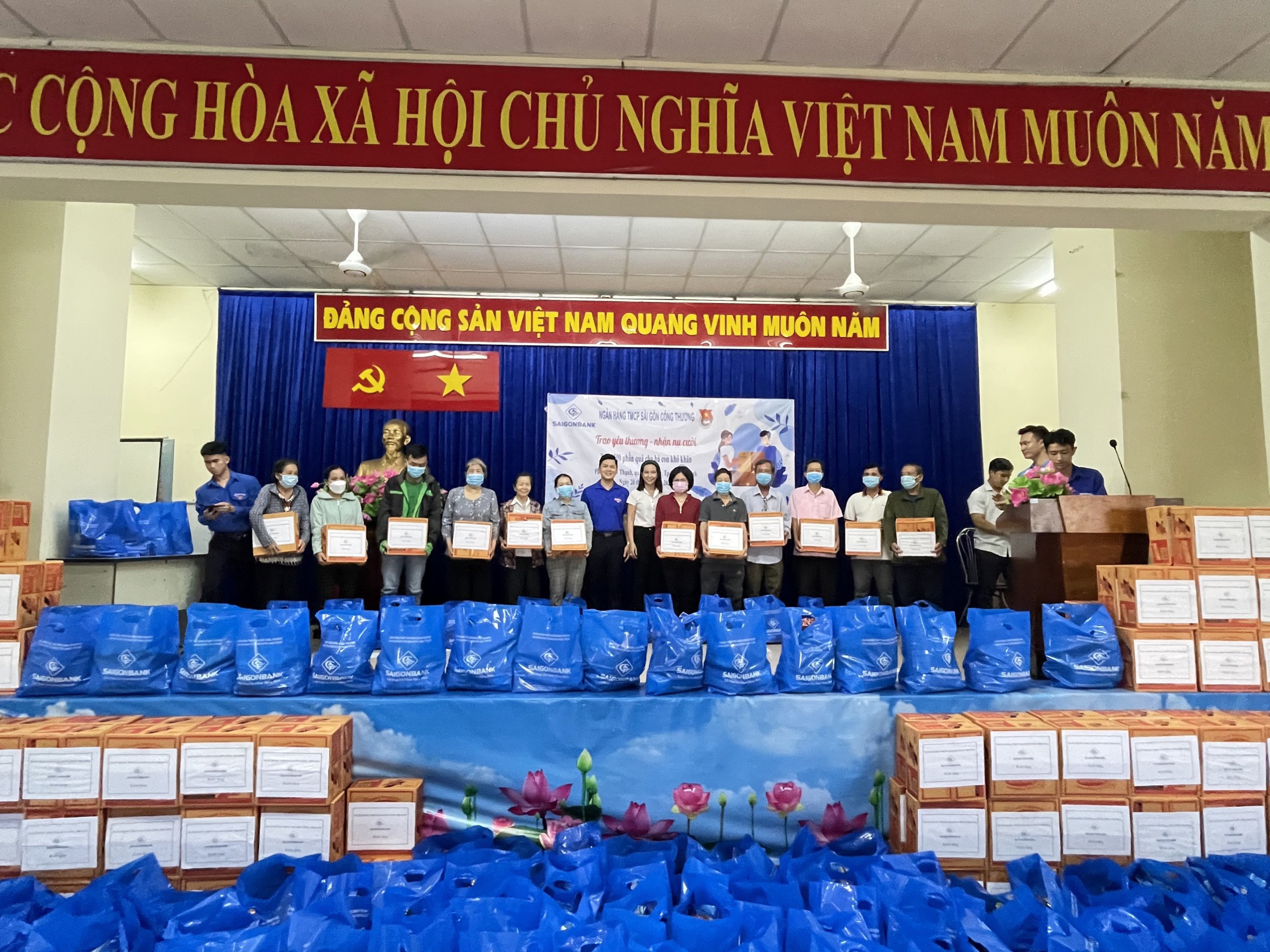 SAIGONBANK trao tặng 200 phần quà cho bà con nghèo ở phường Tây Thạnh, quận Tân Phú