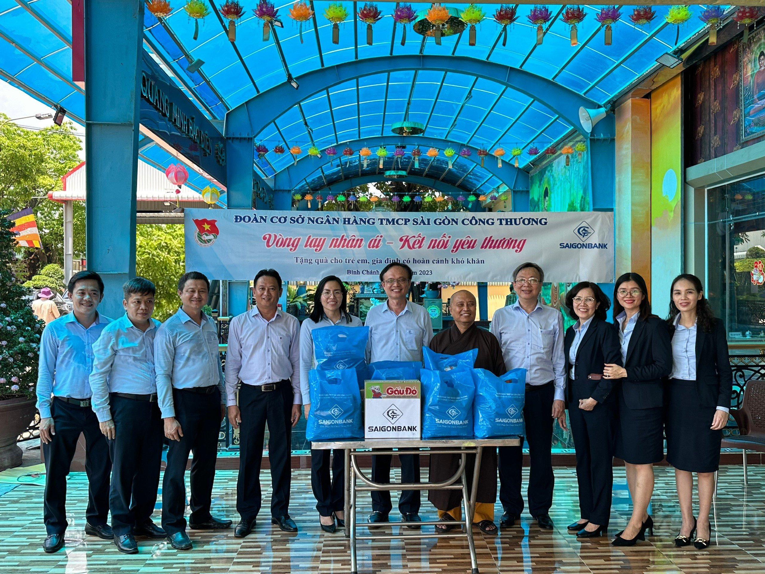 SAIGONBANK trao tặng quà cho trẻ em, gia đình có hoàn cảnh khó khăn