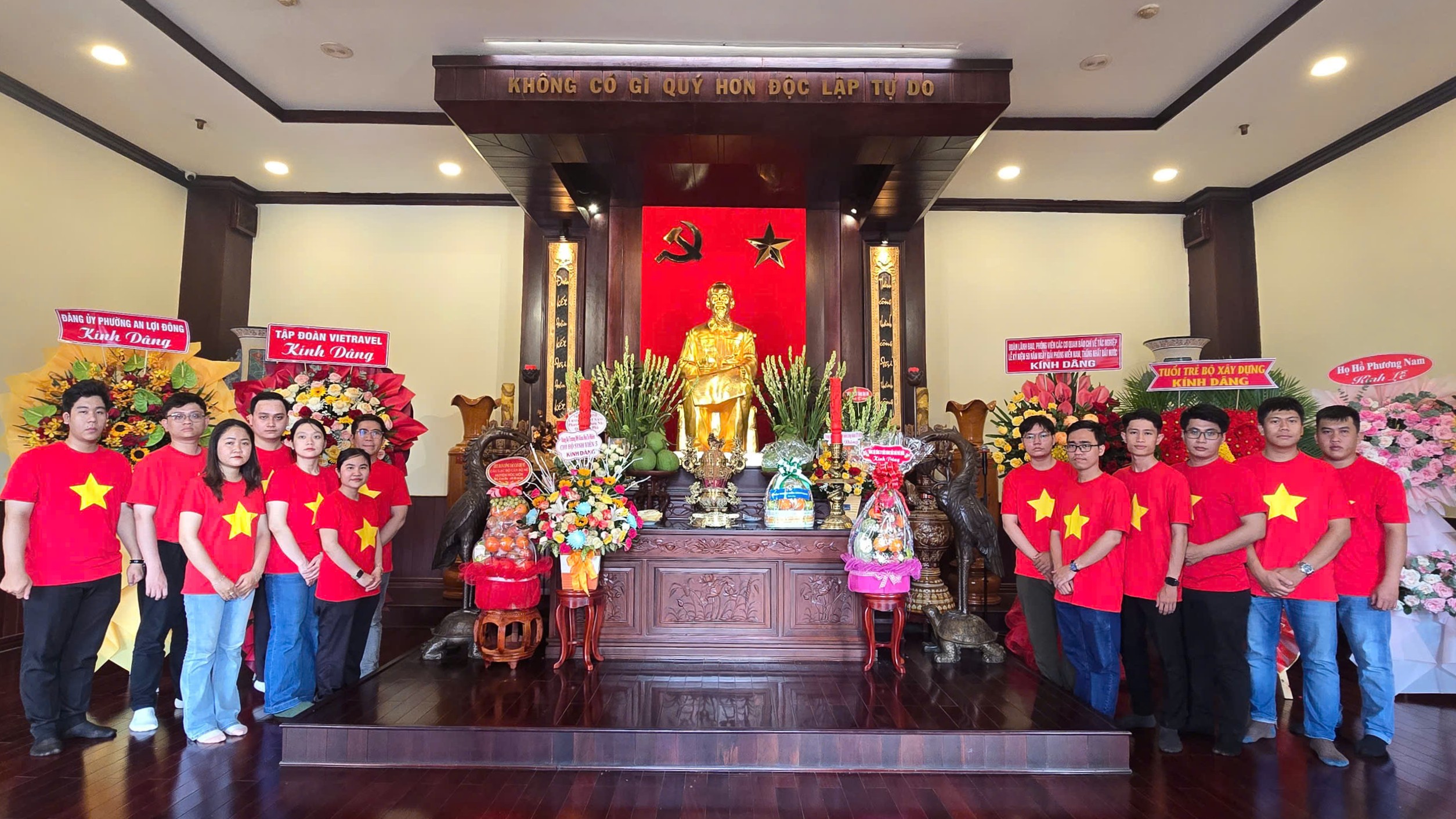 ĐOÀN THANH NIÊN SAIGONBANK DÂNG HƯƠNG BÁC HỒ TẠI BẢO TÀNG HỒ CHÍ MINH