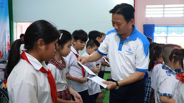 Đồng Tháp: TTXVN chung tay, tiếp sức trẻ em nghèo vùng biên giới đến trường