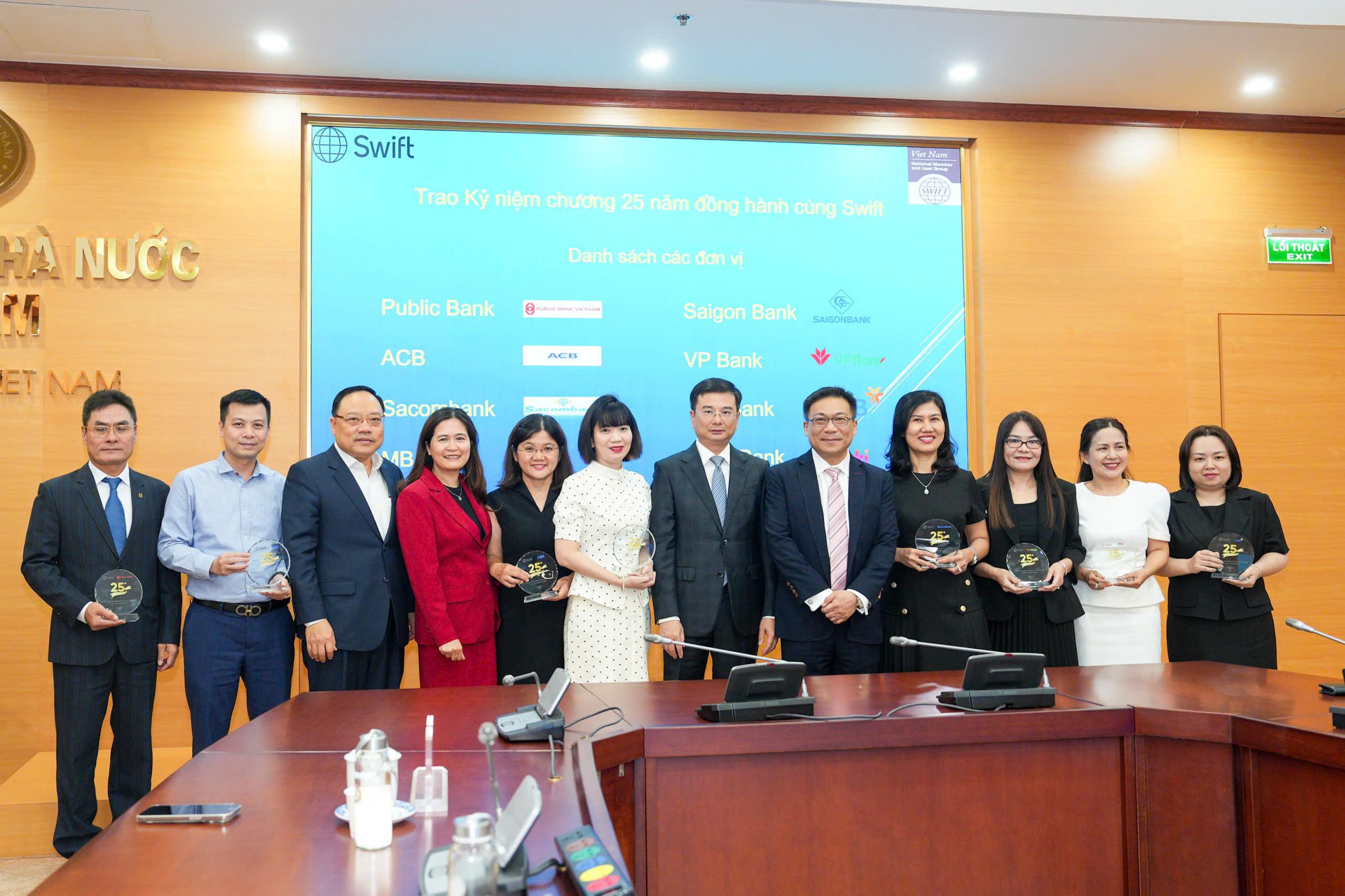 Trao kỷ niệm chương 25 năm đồng hành cùng SWIFT