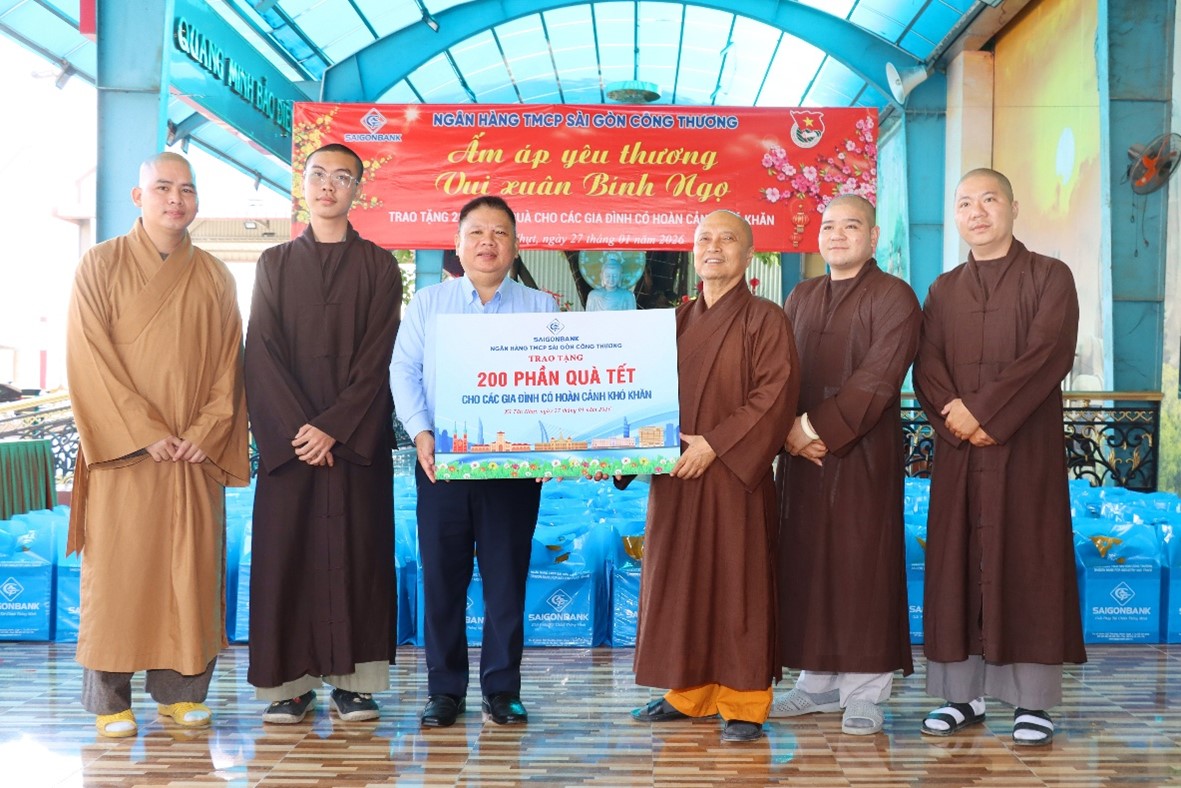 SAIGONBANK trao 200 phần quà Tết cho các gia đình khó khăn tại xã Tân Nhựt, Thành phố Hồ Chí Minh